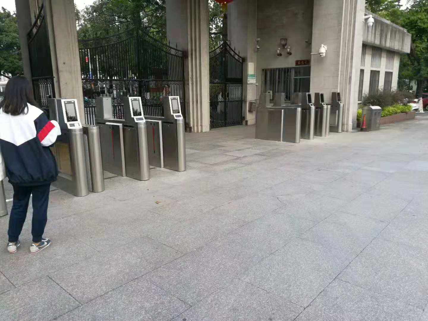 人臉識別閘機應(yīng)用校園,更好管理治安出入
